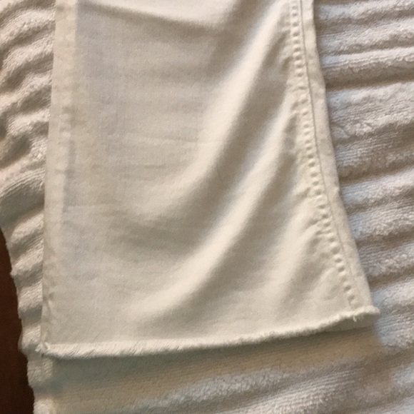 Vineyard Vines, white jeans frayed ankles - Picture 3 of 3